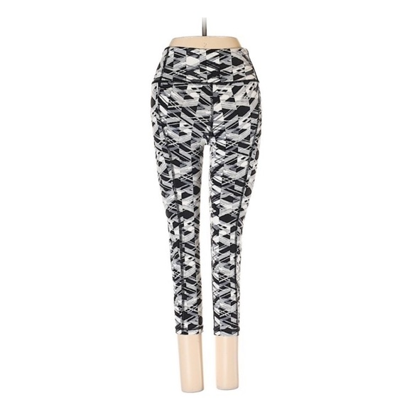 NWOT Victoria’s Secret Knockout Geometric Capris - Picture 2 of 6